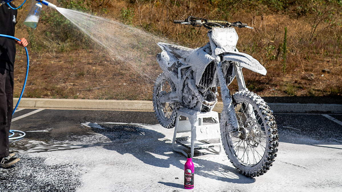 Best Dirt Bike Wash: How to Clean Without Damaging Plastic or Graphics